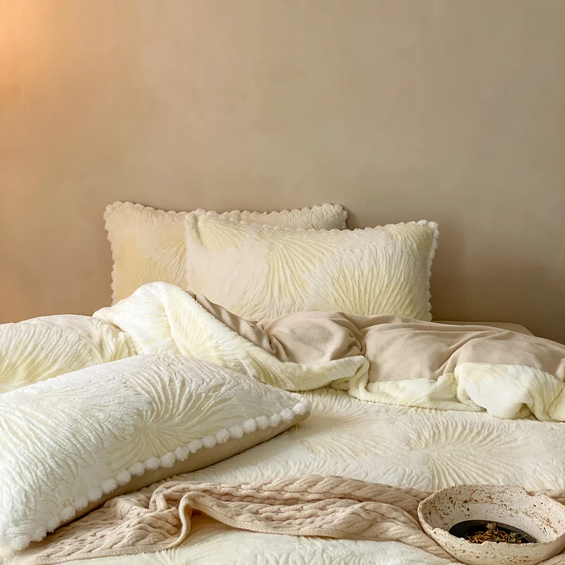 Kuscheliges Mikrofaser-Bettwäscheset mit Jacquard-Blütenrelief und Bommelrand