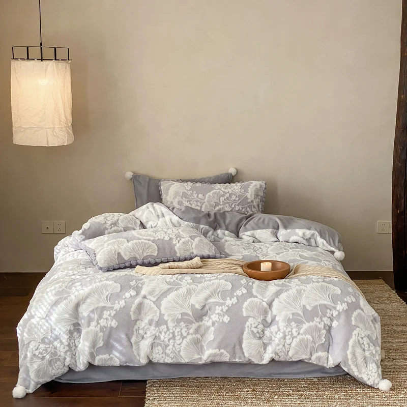 Kuscheliges Mikrofaser-Bettwäscheset mit Jacquard-Blütenrelief und Bommelrand