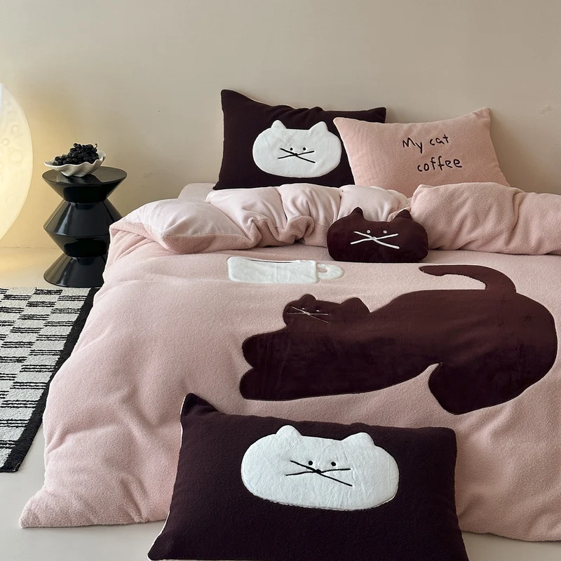 Kuschelige Bettwäschegarnitur mit gestickten Katzenapplikationen und Soft-Fleece-Oberfläche