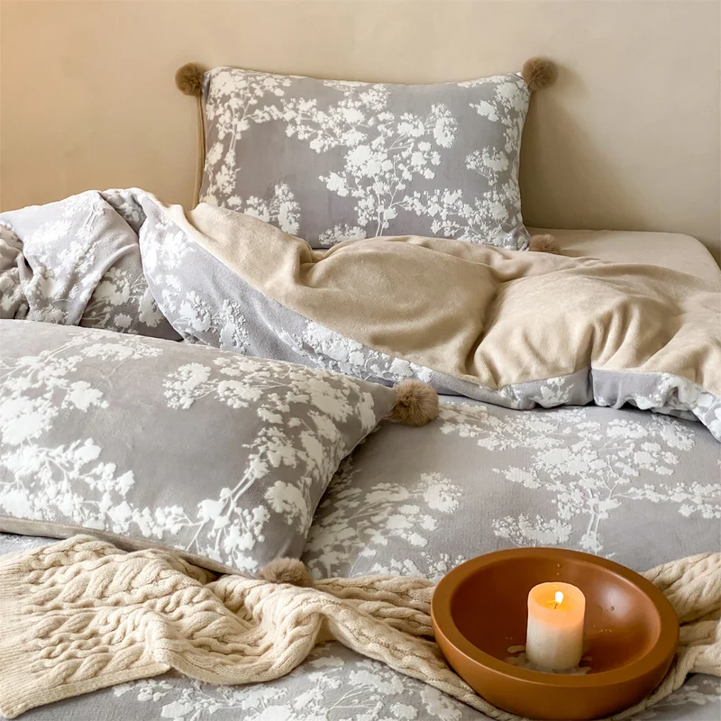 Kuschelige Bettwäschegarnitur aus Mikrofleece mit floraler Allover-Optik und Bommelbesatz