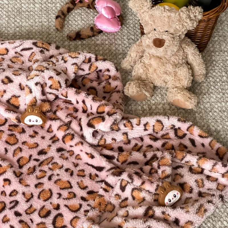 Kuscheldecke mit extraweicher Microfleece‑Qualität und dekorativem Leo‑Print