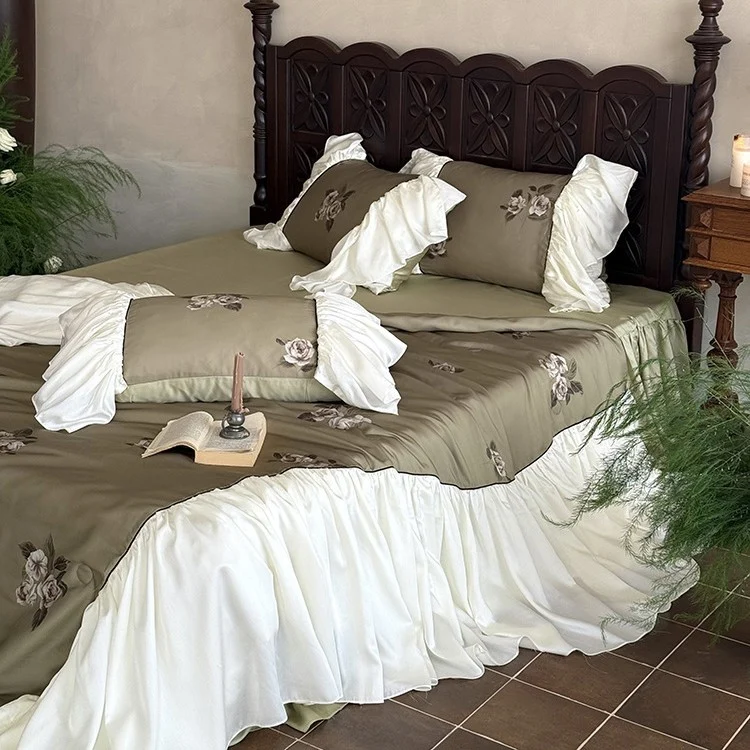 Romantische Baumwollsatin-Bettwässegarnitur mit Volant-Bettrock und bestickten Rosenapplikationen
