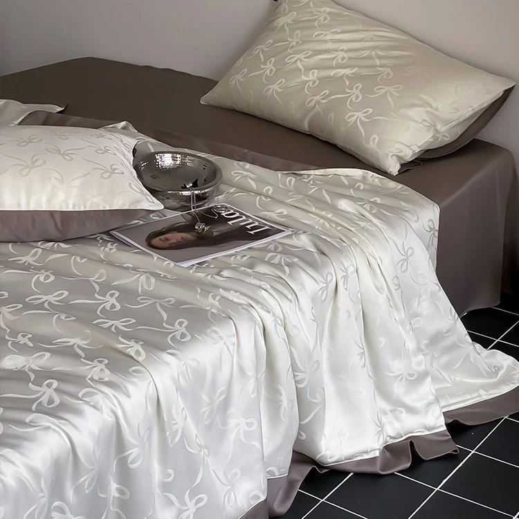 Premium-Satin-Bettwäschegarnitur mit feinem Jacquardrelief und seidig-mattem Finish