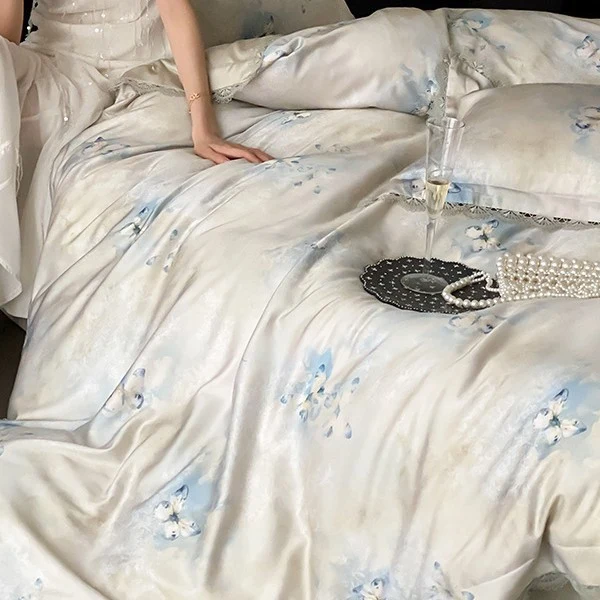 Premium-Bettwäsche aus feinem Satin mit aquarellierter Blumenoptik und Spitzenkante