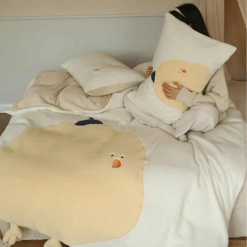 Kuscheldecke mit 3D-Küken-Applikation und niedlichen Plüsch-Füßchen