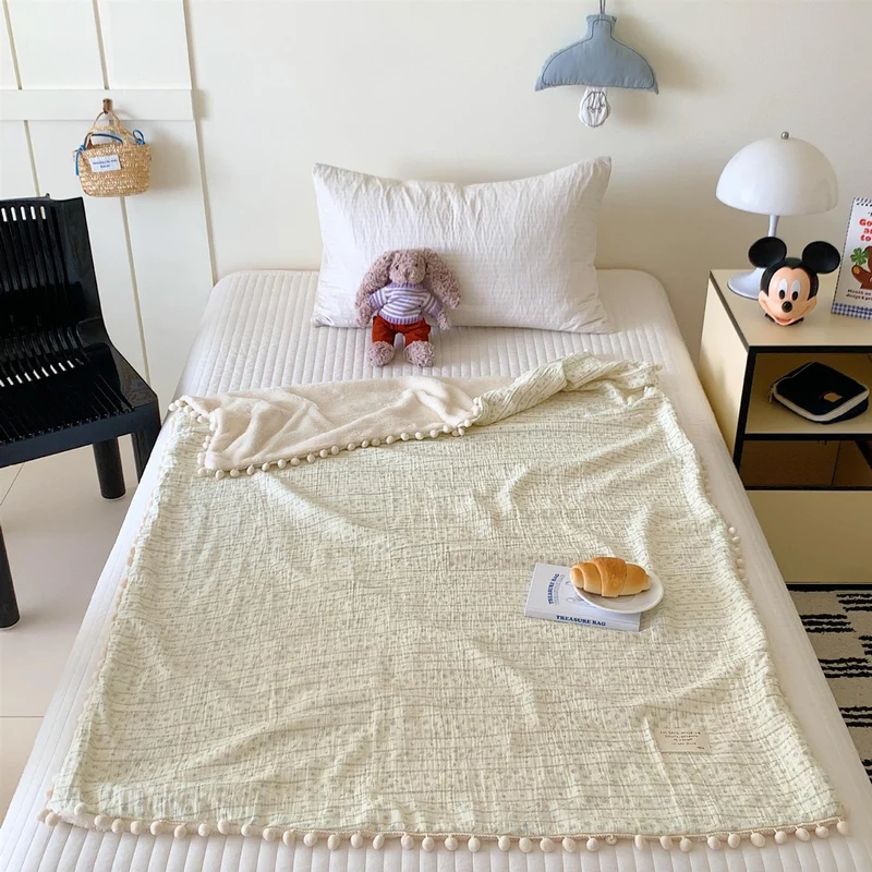 Kinderwende-Kuscheldecke aus Baumwoll-Musselin mit Pompon-Bordüre