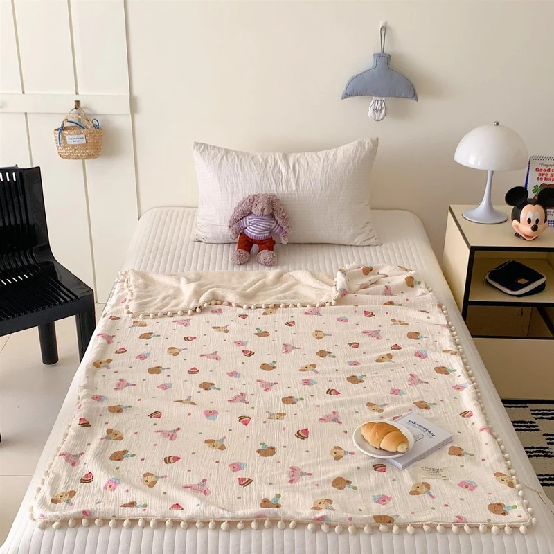 Kinderwende-Kuscheldecke aus Baumwoll-Musselin mit Pompon-Bordüre