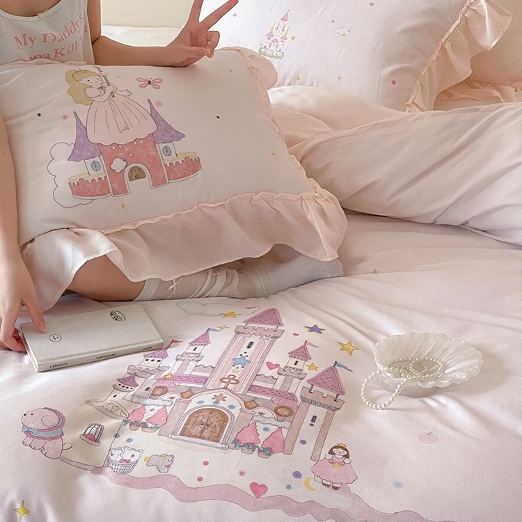 Kinder-Bettwäschegarnitur mit illustrativem Schloss- und Prinzessinnen-Print, Volantkissen und weicher Baumwollmischung