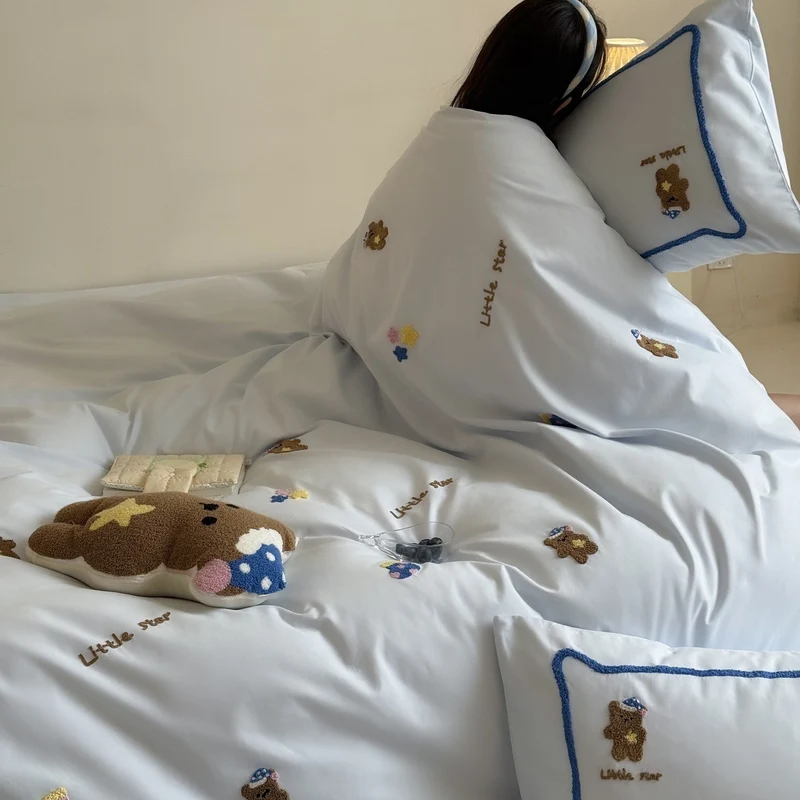 Kinder-Bettwäsche-Set mit Chenille-Teddystickerei und Kontrastkeder