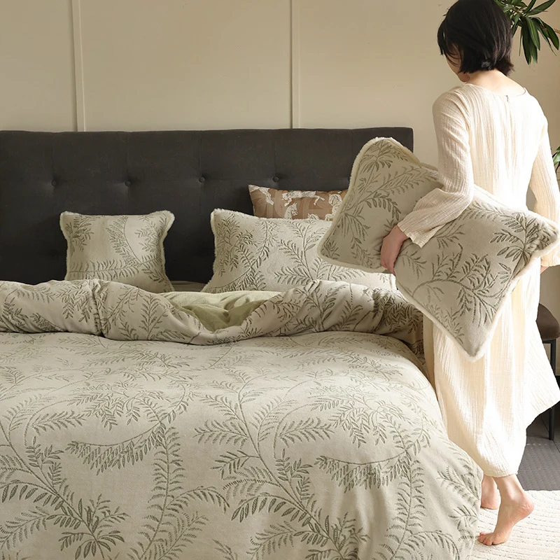Jacquard-Bettwäschegarnitur im Blattrelief mit leichter Steppung und weichem Finish