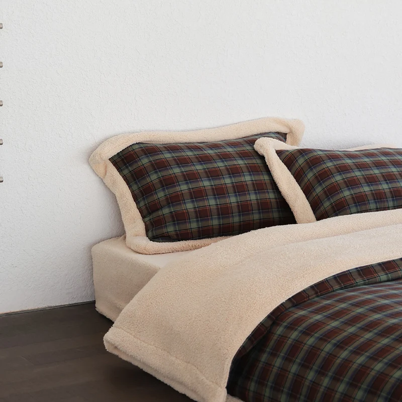 Bettwäsche-Set aus kuscheligem kariertem Flanell mit Teddyfleece-Kante