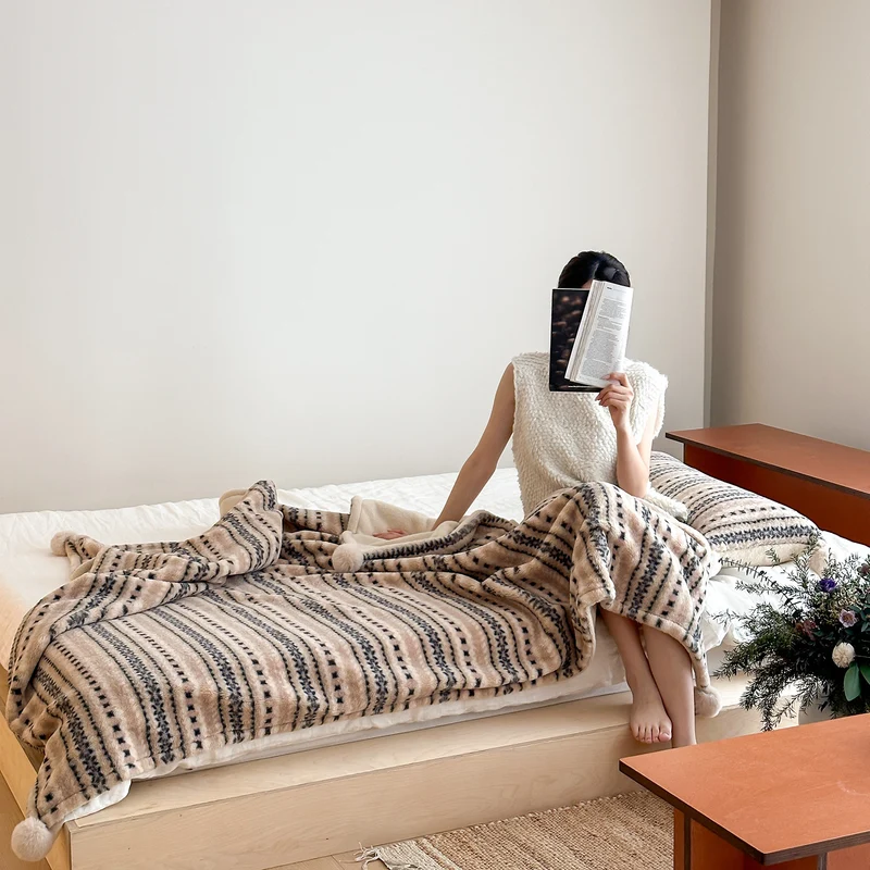Großer Wendbarer Kuscheldecke mit Sherpa-Futter und Bommel-Ecken