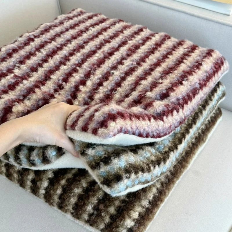 Gestricktes Dekokissen mit Wollmischung und Retro-Streifenstruktur