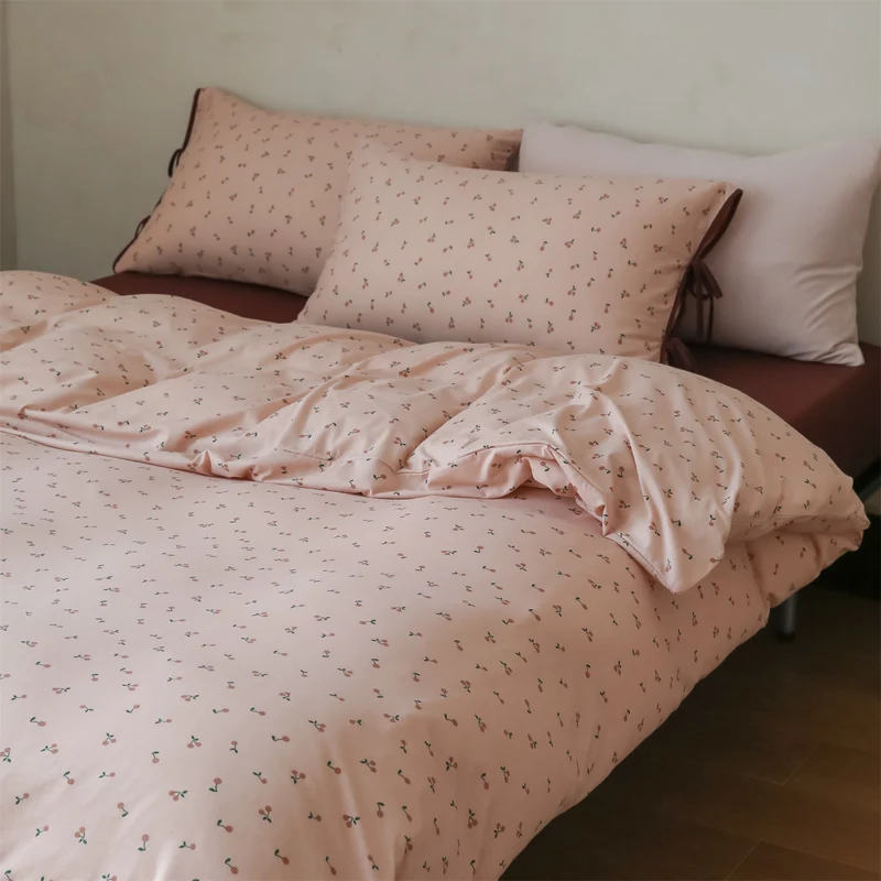Bettwäsche-Garnitur aus Baumwoll-Satin mit kleinem Kirschdessin und Kissen-Bindebändern