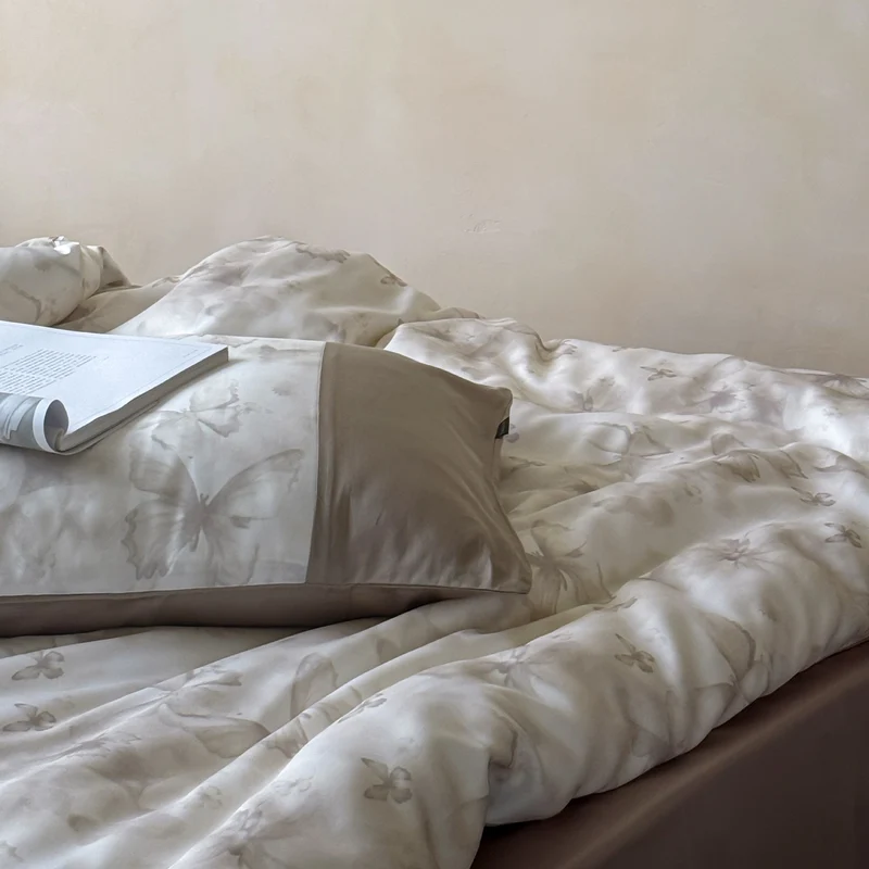 Bettbezug-Set aus Baumwollsatin mit eingewebtem Schmetterlings-Jacquard und Kontrastbordüre
