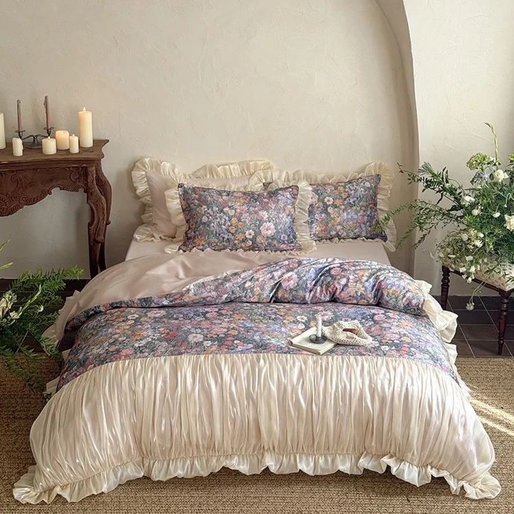 Florale Bettwäschegarnitur mit Vintage-Malerei-Print, Volantkissen und geraffter Tagesdecke