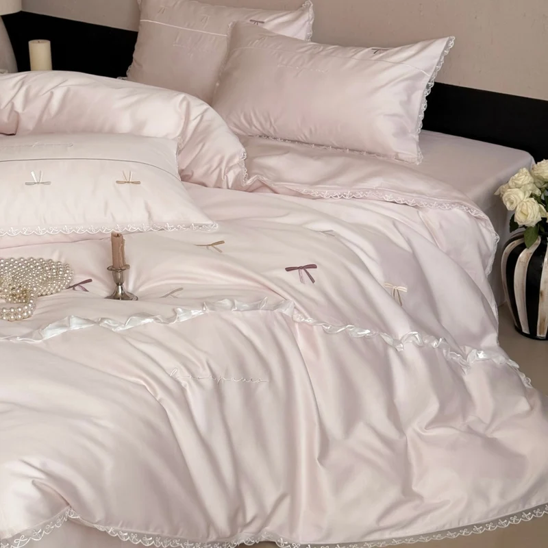 Elegante Bettwäschegarnitur aus seidig-feinem Satin mit bestickten Schleifen und Spitzenbordüre