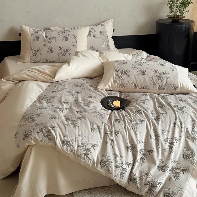 Satin-Bettwäschegarnitur mit feinem Bambusblatt-Print und seidenweichem Finish