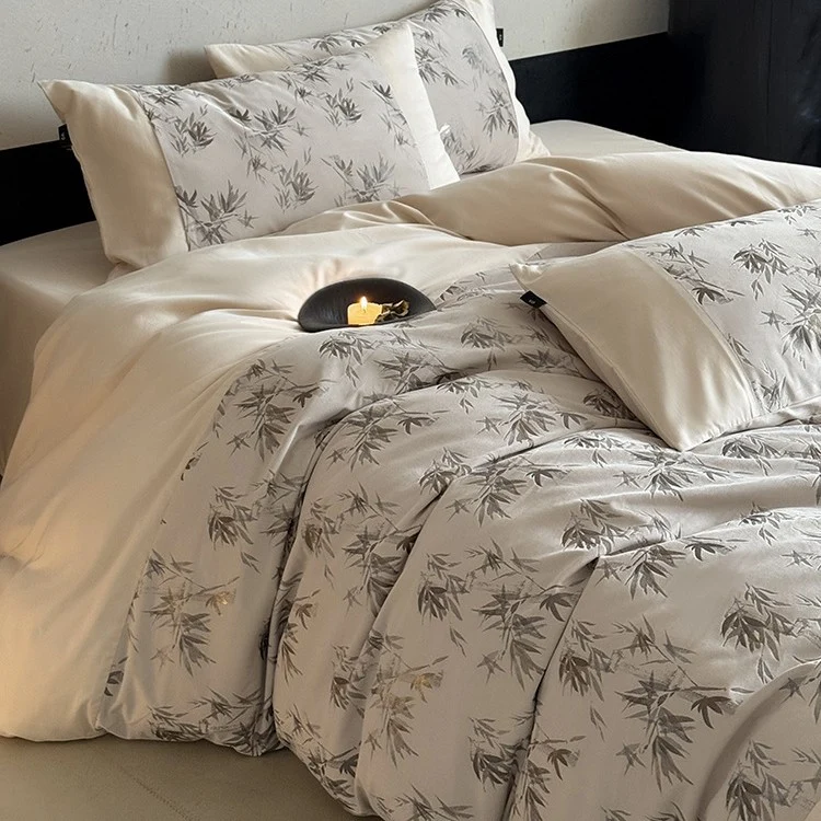 Satin-Bettwäschegarnitur mit feinem Bambusblatt-Print und seidenweichem Finish