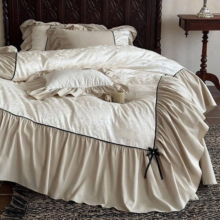 Romantische Bettgarnitur mit Volant, Jacquard-Relief und Zierband