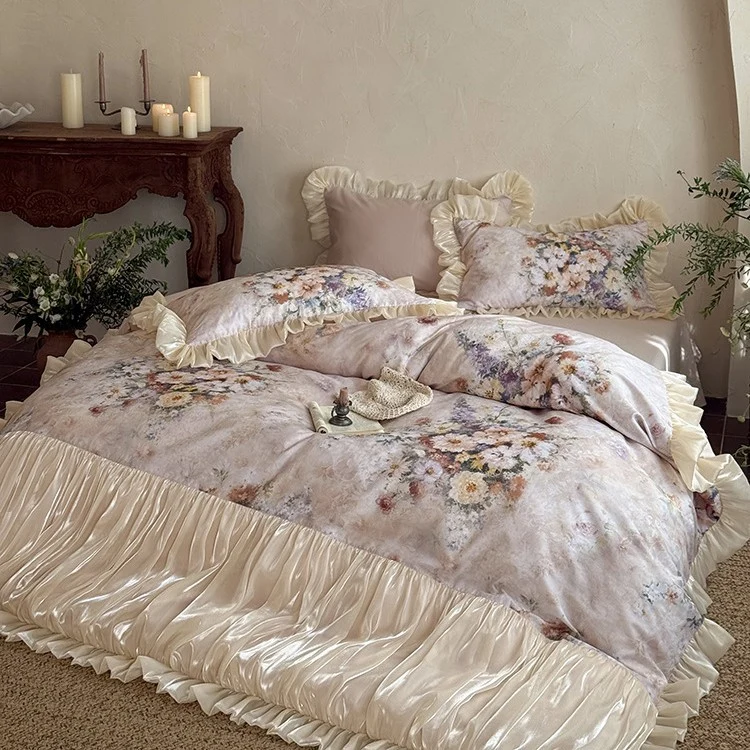 Luxuriöse Bettwäschegarnitur aus Baumwollsatin mit floralem Aquarellprint, geraffter Satinbordüre und Volantkissen