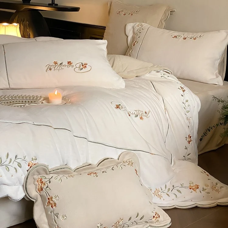 Hochwertiges besticktes Bettwäsche-Set aus Baumwoll-Perkal mit gewelltem Saum und floralem Relief