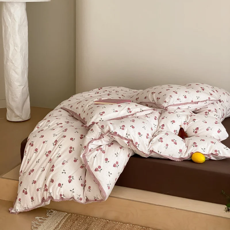 Fein gewebte Baumwoll-Perkal-Bettwäschegarnitur mit zartem Blumenprint und gehäkelter Spitzenkante