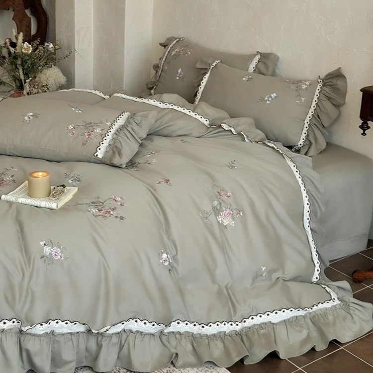 Bettwäsche-Set aus Baumwollsatin im Vintage-Stil mit floraler Stickerei, Volant und Spitzenbesatz