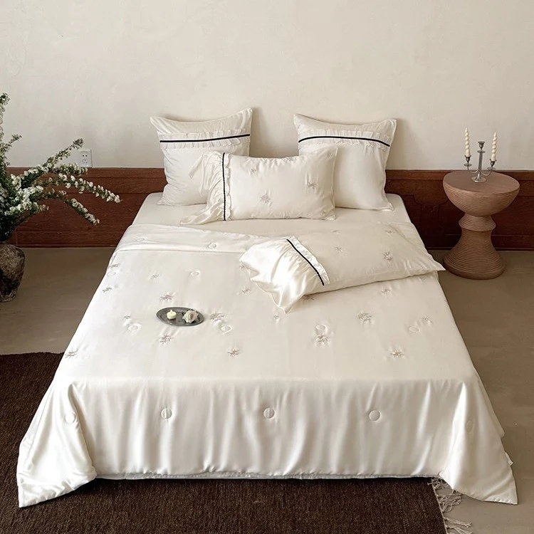 Exquisites Satin-Bettwäscheset mit floraler Stickerei, gerafften Kissenblenden und kontrastierender Paspel