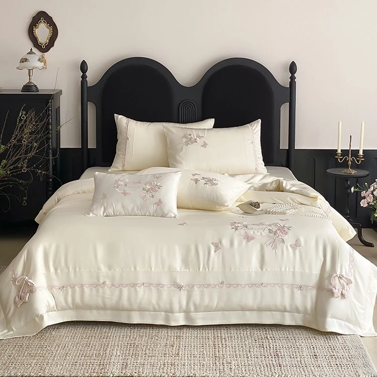 Elegante Satin-Bettwäsche-Garnitur mit Rosen- und Schmetterlingsstickerei