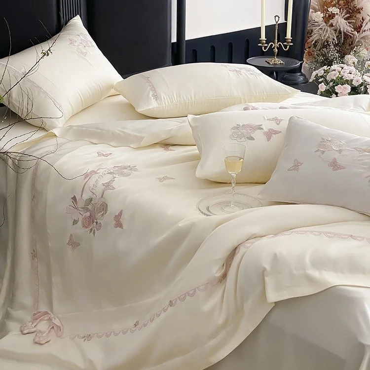 Elegante Satin-Bettwäsche-Garnitur mit Rosen- und Schmetterlingsstickerei