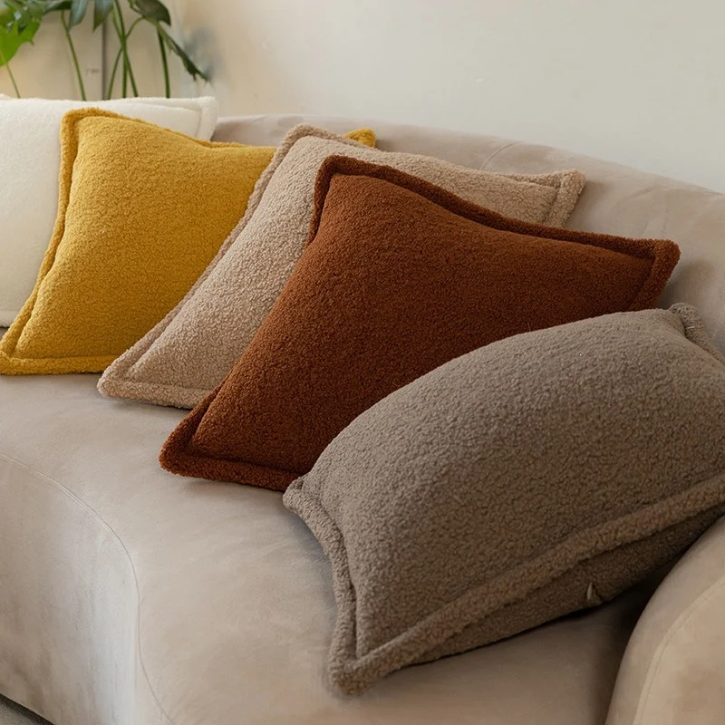 Dekoratives Teddy‑Fleece‑Kissen mit wattierter Füllung und Kedernaht