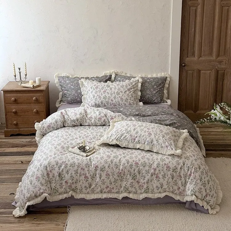 Wendbare Steppdecke im Vintage‑Botanik‑Design mit Volant und passenden Kissenbezügen