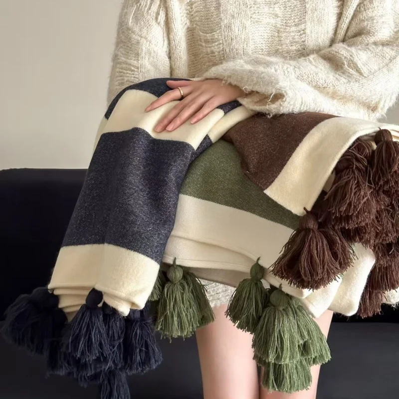 Weich gewebte Kuscheldecke mit Quasten und diagonalen Streifen