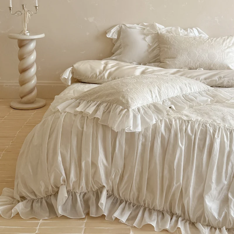 Vintage-inspiriertes Rüschiges Bettwäscheset mit feiner Stickerei und Volant