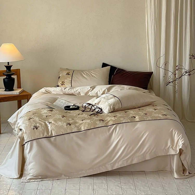 Satin-Bettwäschegarnitur im Jacquard-Look mit floralen Stickdetails und Bandbindung