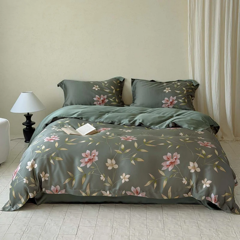Satin-Bettwäsche-Garnitur mit floralem Aquarellprint und seidig glänzender Oberfläche