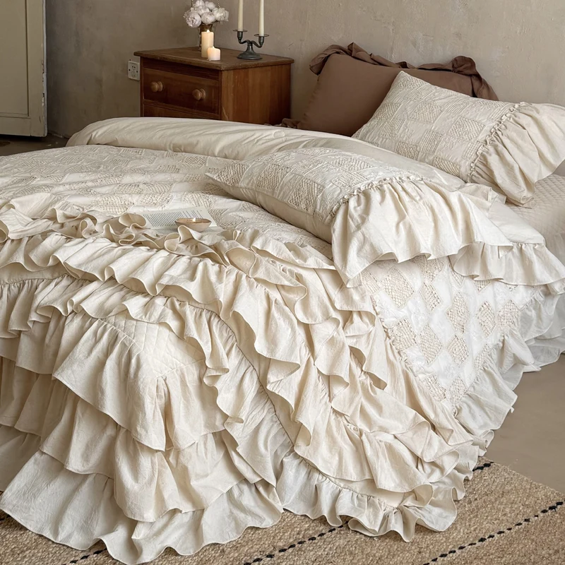 Rüschen-Bettwäscheset aus Baumwoll-Quilt mit Steppmuster und Kissenbezügen