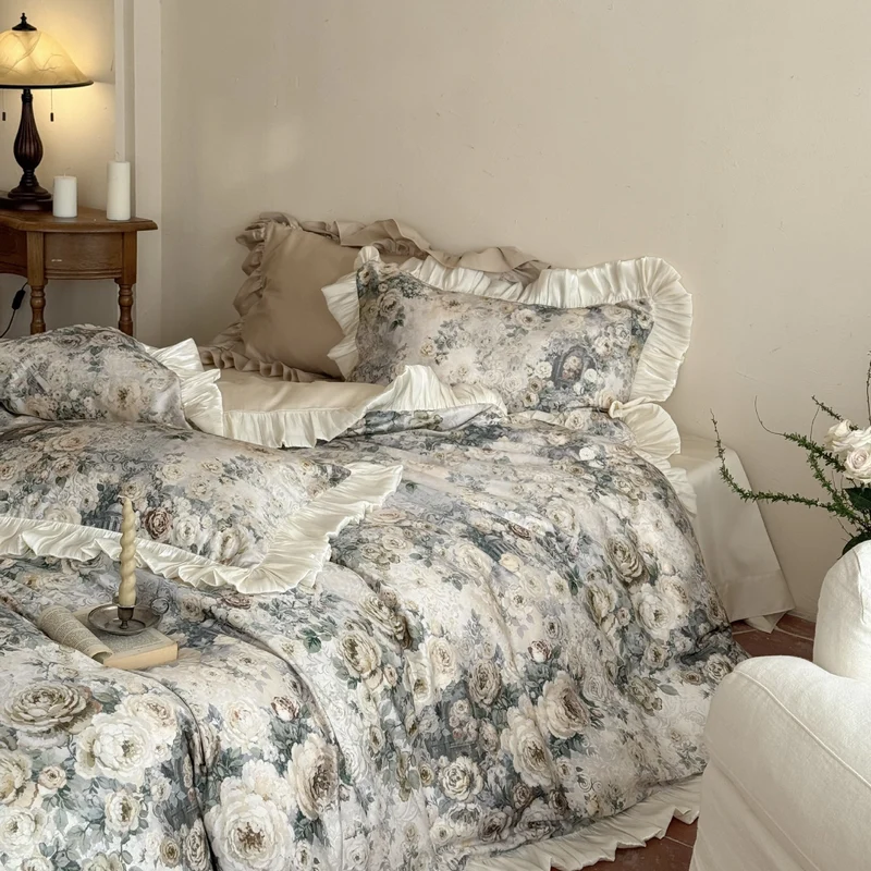 Romantisches Satin-Bettwäscheset mit floraler Jacquardoptik und gerafftem Volant