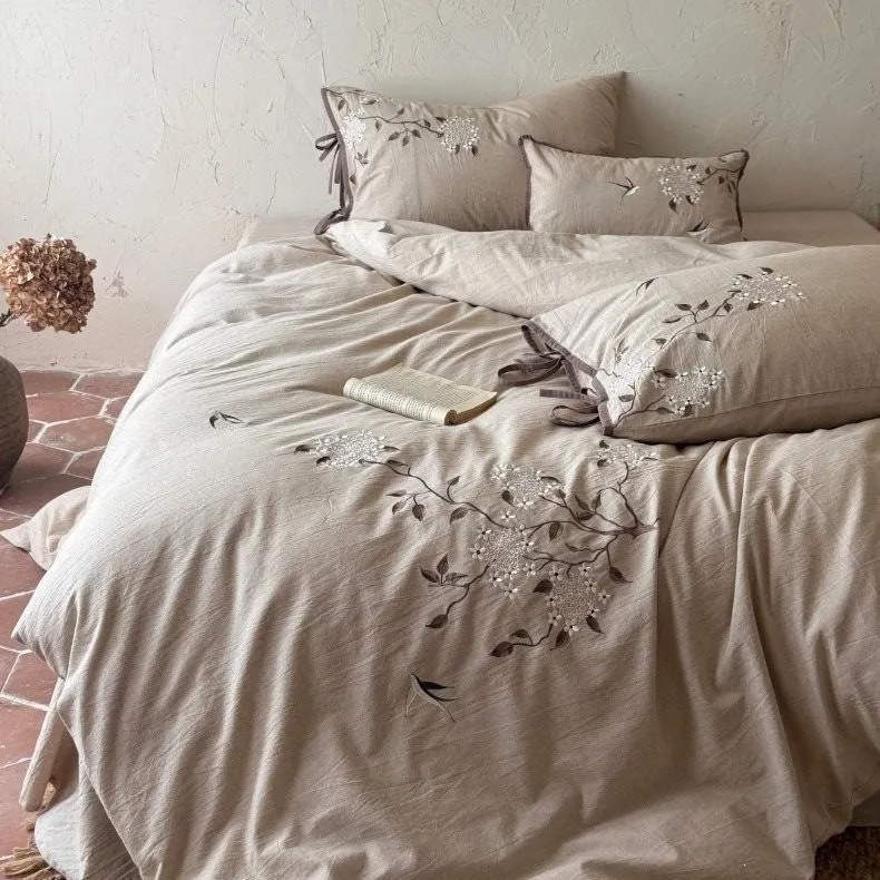 Bestickte Bettwäsche-Garnitur aus Leinenoptik mit Zierbändern und floraler Stickerei