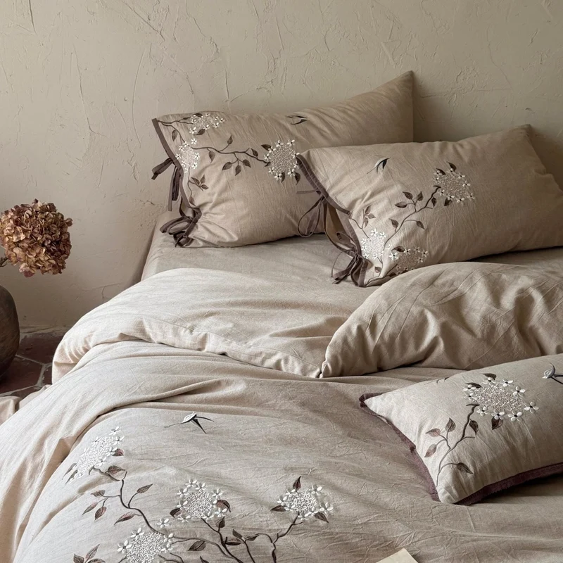 Bestickte Bettwäsche-Garnitur aus Leinenoptik mit Zierbändern und floraler Stickerei