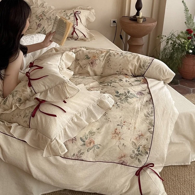 Vintage‑Shabby‑Chic Bettwäsche‑Set aus Baumwoll‑Leinen‑Mix mit floralem Print, Rüschen und Zierbändern