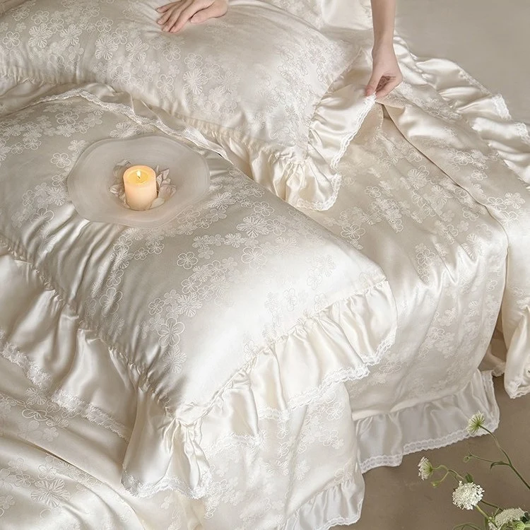 Luxuriöse Satin-Bettwäsche-Garnitur mit floraler Jacquardstruktur, Volant und seidigem Finish