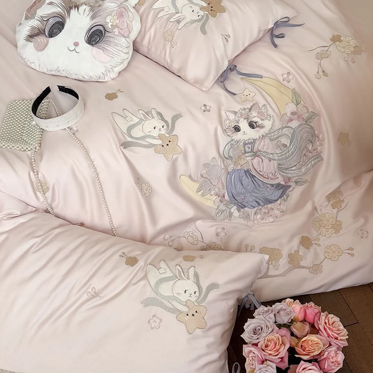 Exklusive Satin-Bettwäschegarnitur mit detailreicher Stickerei Katzen- und Mondmotiv