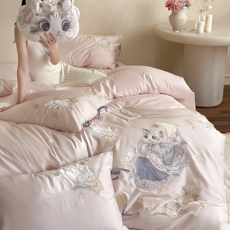 Exklusive Satin-Bettwäschegarnitur mit detailreicher Stickerei Katzen- und Mondmotiv