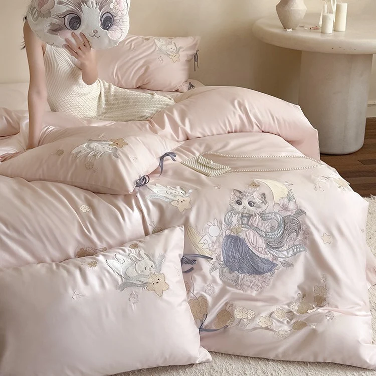 Exklusive Satin-Bettwäschegarnitur mit detailreicher Stickerei Katzen- und Mondmotiv