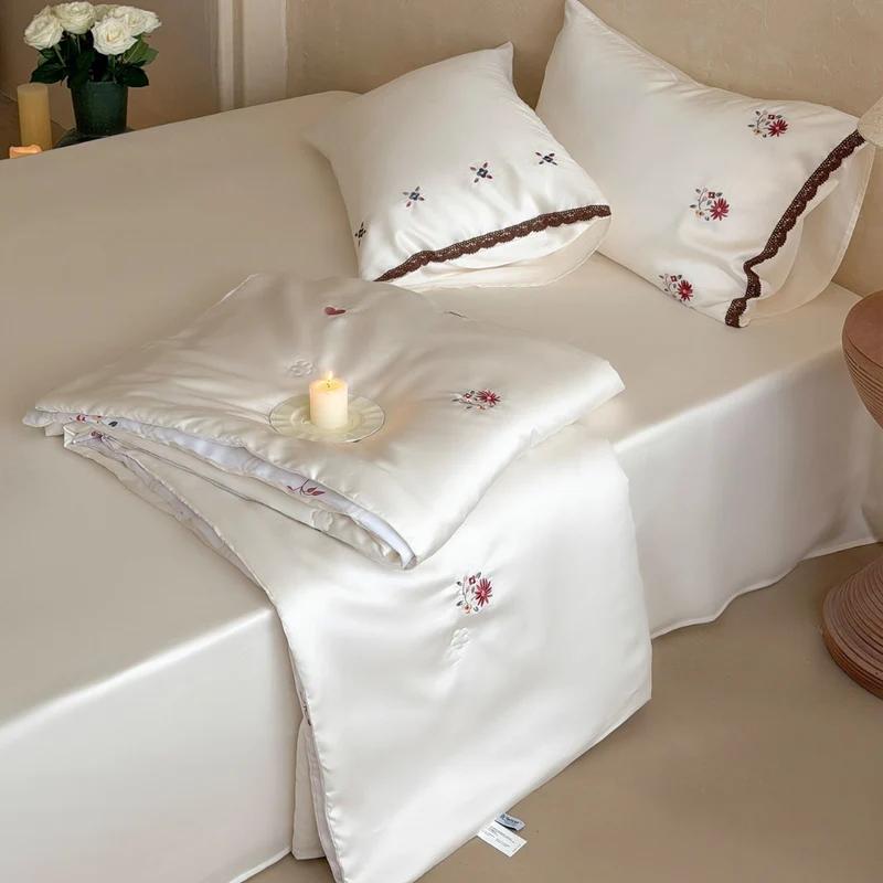Elegante Satin-Bettwäsche-Garnitur mit feiner Blumenstickerei und Spitzenrand