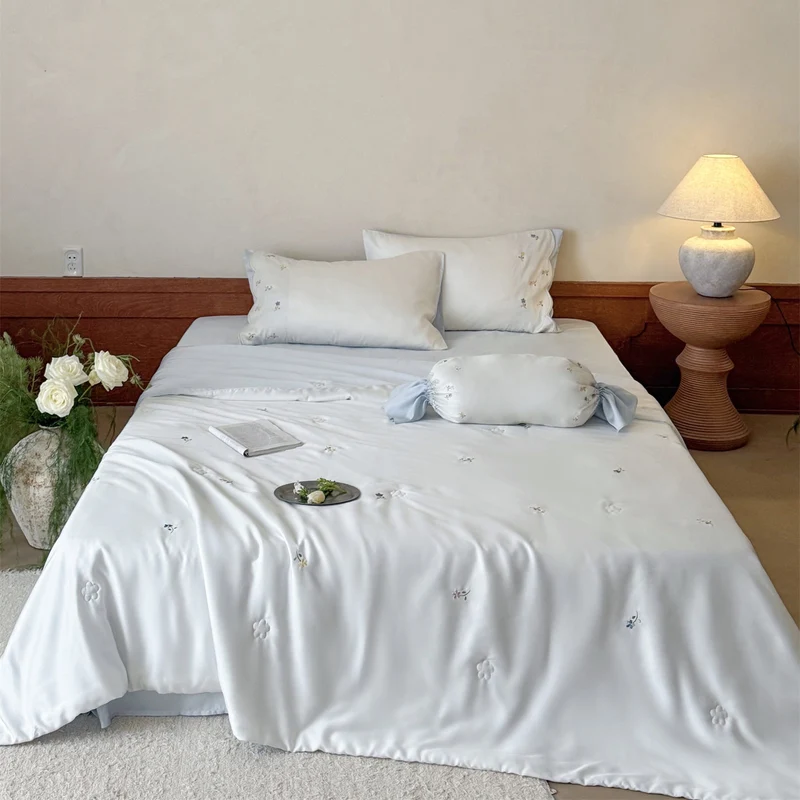 Bestickte Satin-Bettwäsche-Garnitur mit feiner Blumen-Stickerei und seidig-weichem Griff