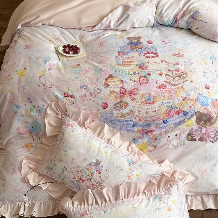 Romantische Bettwäschegarnitur mit Volantkissen, Baumwollsatin und Aquarell-Torten‑ & Tiermotiv