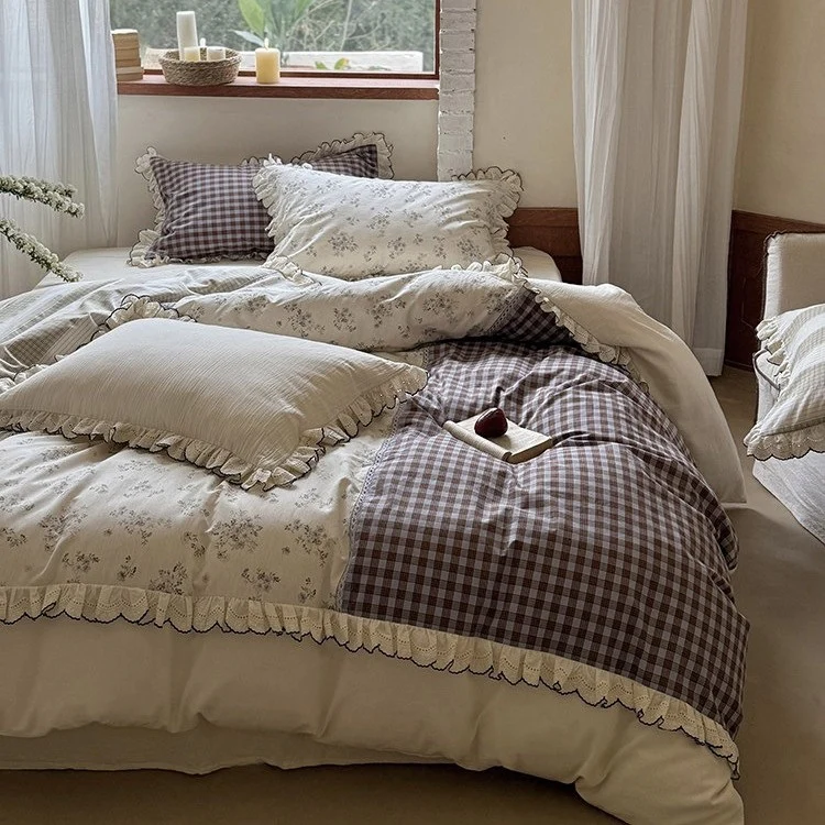 Patchwork-Bettgarnitur im Vintage-Landhausstil mit Volant und Spitzenkante